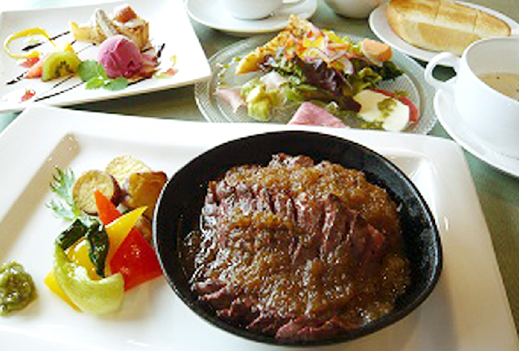 <small>Cafe & Restaurant</small><br>COCON<small>（ココン）</small>